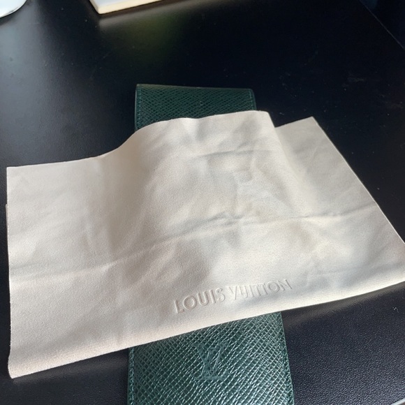 Louis Vuitton Dark Green Epi Leather Glasses Case - Picture 8 of 8